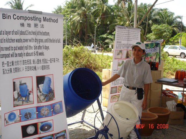 Pn Loh Poh Chen memberi penerangan proses membuat kompos di karnival Tze Chi di Bukit Tambun pada 16-11-2008